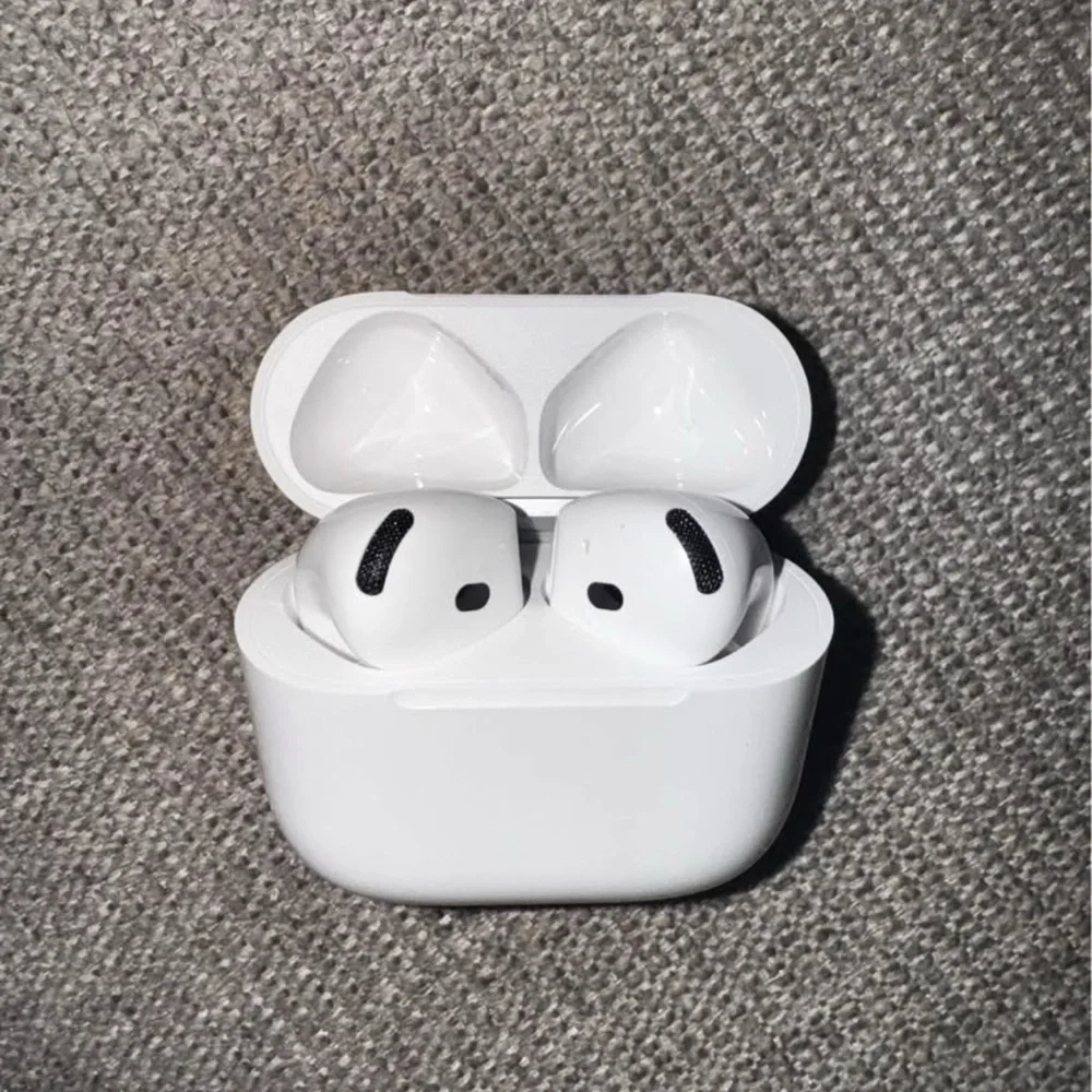 Apple White Wireless Earbuds with Case
